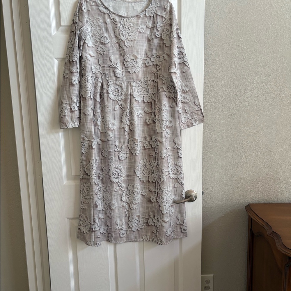 Chic Floral Lace Long Sleeve Dress in Light Gray